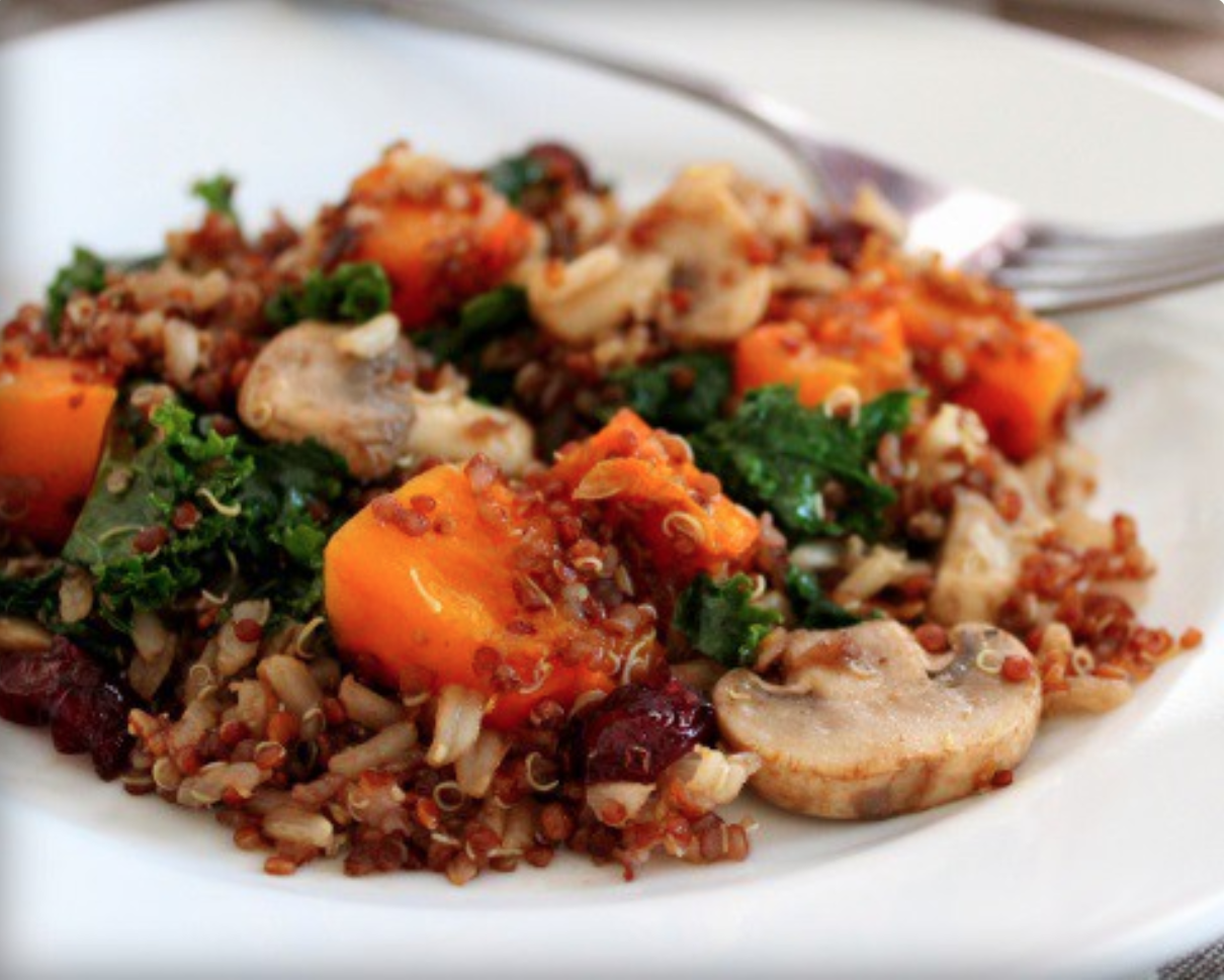 Conejo con verduras guisado y quinoa con setas